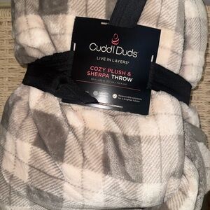 Cuddl Duds Plush Sherpa Throw in Gray and Cream